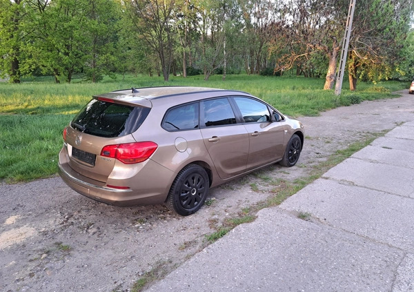 Opel Astra cena 24800 przebieg: 204000, rok produkcji 2012 z Gliwice małe 232